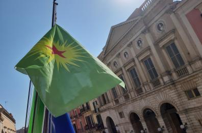 Guerra in Siria, la bandiera del popolo Curdo issata al Municipio di Barletta