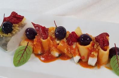 Mezzo pacchero al ragù di baccalà, con mollica fritta, peperoni cruschi e olive