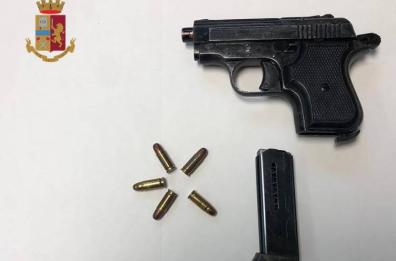 Taranto, nasconde pistola clandestina nel paraurti dell'auto: arrestato 20enne