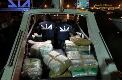 Dai Balcani a Bari con mezza tonnellata di droga sulla barca: arrestato scafista