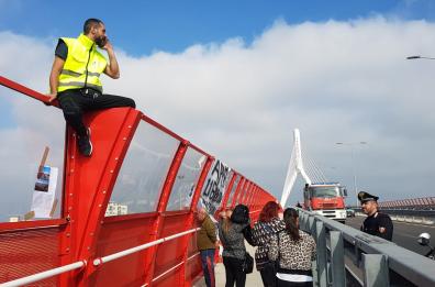 «Mi hanno licenziato, ora mi butto»: momenti di tensione sul Ponte Adriatico di Bari