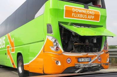Tir tampona pullman Flixbus sulla Brindisi-Taranto: nessun ferito