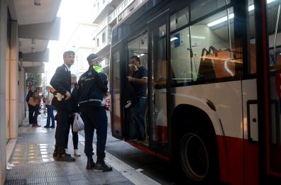 Bari, lui e lei litigano sul bus: vola un cellulare, ferito un uomo