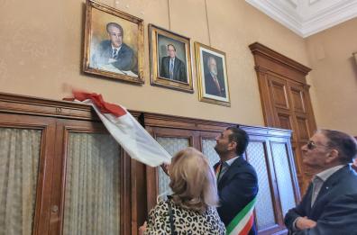 Bari, a Palazzo di Città quadro in memoria ex sindaco Farace