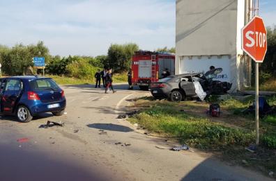 Scontro frontale tra due auto: due morti e 4 feriti sulla Chiatona-Massafra