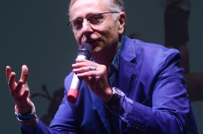 Paolo Bonolis si racconta a Bari: bagno di folla all'Anche Cinema