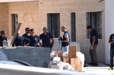 Bari, agente immobiliare cade in un'intercapedine: è grave