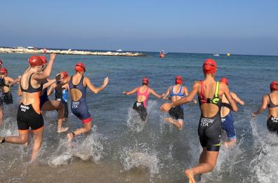 Bari, ecco gli atleti pronti per la gara di Triathlon: le foto