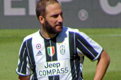 Lecce - Juve, Higuain in ospedale dopo scontro con portiere giallorosso: sta bene