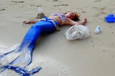 S.Caterina, sirena «spiaggiata» contro la plastica in mare: la campagna fa discutere