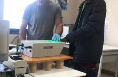 Brindisi, gambiano fa i bisogni nel parco: denunciato