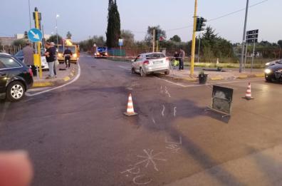 Bari, scontro frontale con testacoda tra due auto: tre feriti 