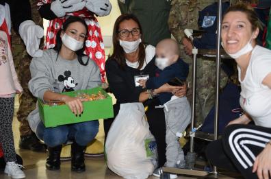 Bari, visita ai reparti del Policlinico: così il 36° Stormo regala un sorriso
