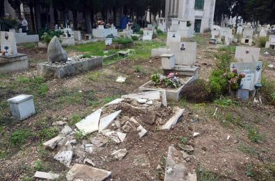 Bari, il rito di Ognissanti: tour nel cimitero tra degrado e vandalismo