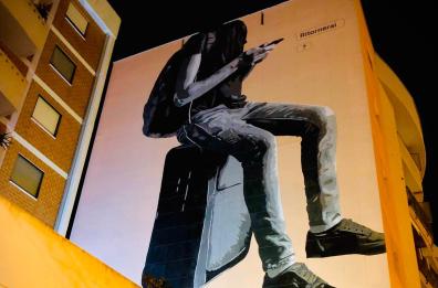 Andria, un murale gigante sui giovani «in fuga»