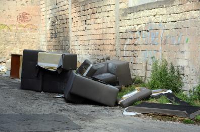 Bari, discarica di rifiuti choc nella zona delle ville chic
