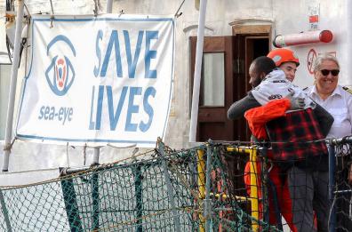 Migranti, Alan Kurdi: le foto degli 88 sbarcati a Taranto tra abbracci e sorrisi