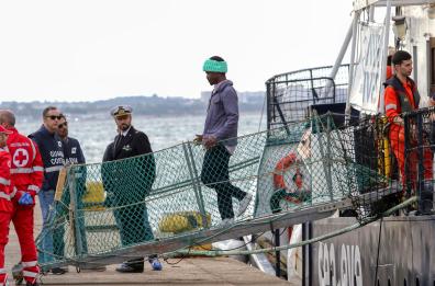 Taranto, viola il divieto di rientro in Italia: arrestato, era sull'Alan Kurdi