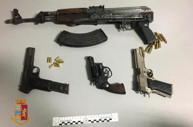 Lecce, scoperto l'arsenale del clan: sequestrati kalashnikov e pistole