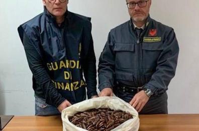 Bisceglie, a bordo con 16 chili di datteri di mare: denunciati due pescatori