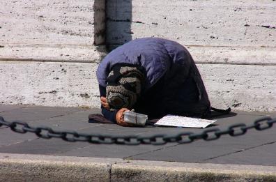 Andria, pestano un mendicante per rubargli i soldi: due arresti