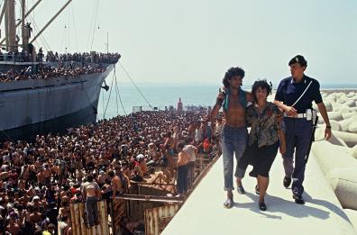 Sammichele ricorda ex sindaco Bari Dalfino con la mostra di Luca Turi sullo sbarco della Vlora