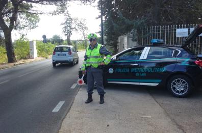 Bari, polizia metropolitana scopre finto commerciante d'auto: si era intestato 700 veicoli