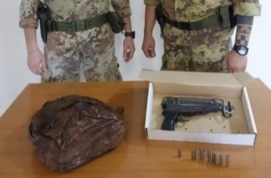 Armi e droga, sequestri e arresti nel Leccese: in manette 5 persone