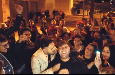 De Martino, il neomelodico che canta «la mala» sceglie il San Paolo di Bari per il nuovo video: polemiche