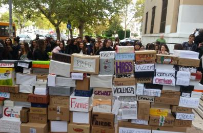 Foggia, con un flash-mob gli studenti «ricostruiscono» il muro di Berlino e lo abbattono