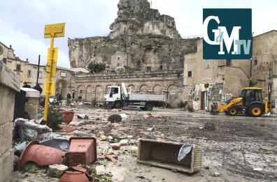 Maltempo: pioggia a cascata sulle auto nel Brindisino, a Matera acqua in case e locali