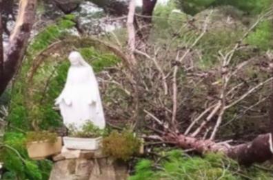 Policoro, la madonnina resiste alla tromba d'aria
