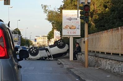 Bari, auto si ribalta vicino a chiesa Santa Fara