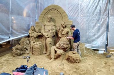Scorrano, torna il presepe di sabbia: vicino alla Natività anche Don Tonino Bello e Gandhi