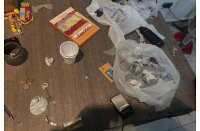 Taranto, polizia scopre e smantella piazza di spaccio in piena città vecchia: recuperati droga e proiettili