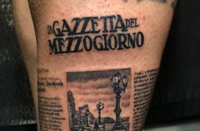 Si tatua la Gazzetta sul polpaccio: l'inno alla baresità di un 22enne