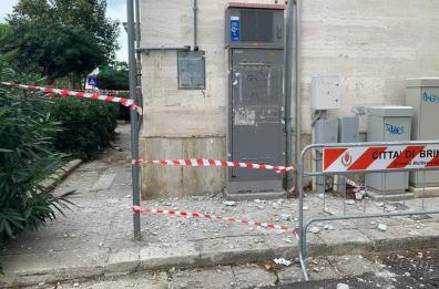 Brindisi, cemento e calcinacci si abbattono al suolo: tragedia sfiorata al Casale