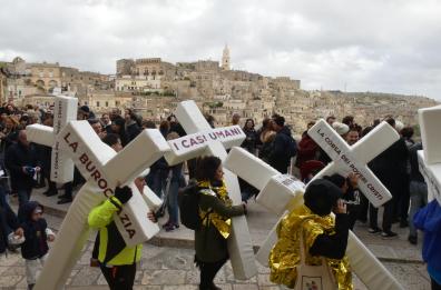 «Mia moglie», «Il mio capo»: a Matera i «poveri cristi» corrono e ognuno porta la sua «croce»