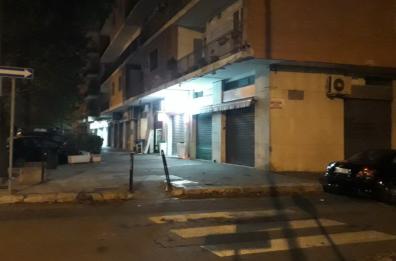 Lecce, vogliono cibo senza pagare: in 2 aggrediscono salumiere alle spalle, ferito