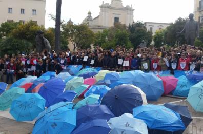 Giornata per l'infanzia Unicef: flash-mob, parate e monumenti illuminati di blu in tutta la Puglia