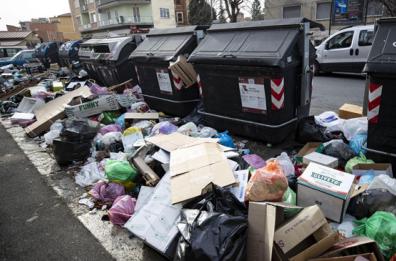 Rifiuti Roma, Ama: monitorate aree esterne di mille scuole