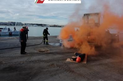 Molfetta, esercitazione Guardia Costiera al Porto con un incendio e un infortunato