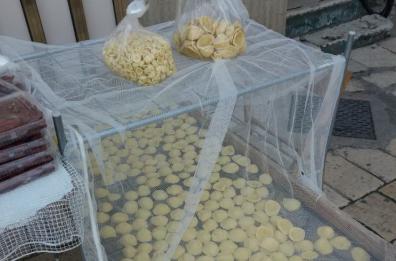 Barivecchia, le «signore delle orecchiette»: «Nessuna tracciabilità: impastiamo davanti ai clienti»
