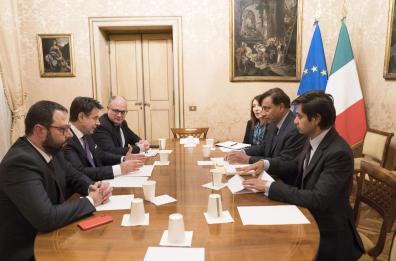 Mittal «tratta» l'uscita da ex Ilva: un miliardo. Governo rilancia di altri 850 milioni. Ma il Mise smentisce