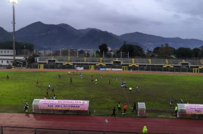 Calcio, disordini al termine di Andria-Nocerina: lanciata bomba carta, nessun ferito