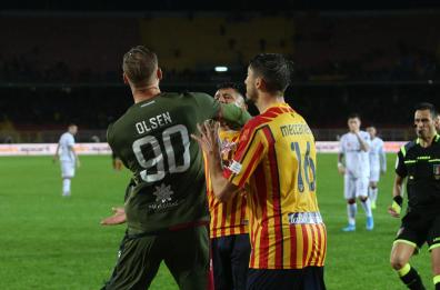 Lecce-Cagliari finisce 2-2 con «rissa» in campo: due espulsi
4 giorni a Olsen 2 a Lapadula