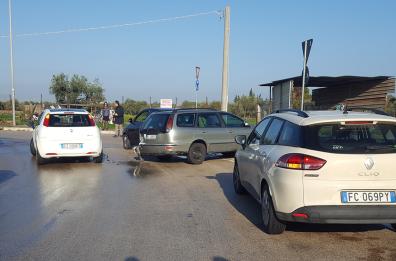 Bari, incidente a Santa Caterina, camion perde olio sull'asfalto: traffico in tilt