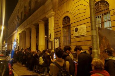 Bari, centinaia in fila al botteghino del Piccinni: già 2mila candicature per il «palco reale»