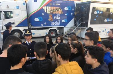 Arriva a Bari il truck di "Una Vita da Social": viaggio nella Rete senza pericoli per i minori