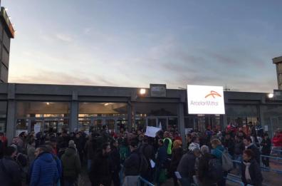 Taranto, sit in e corteo di ambientalisti: «Non entrate, ci stanno ammazzando»